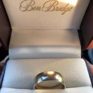 Men’s 14 k white gold ring w crosses etched.